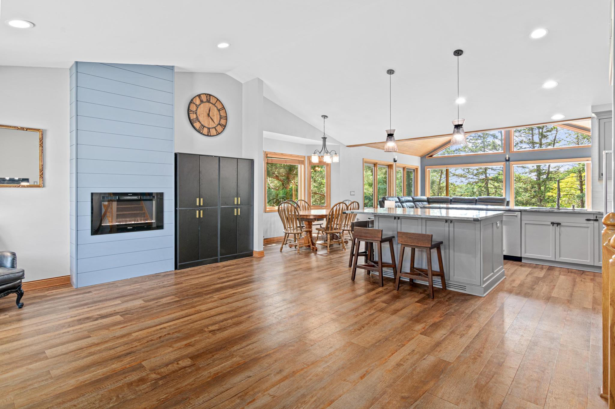 1570 Lakeview Curve