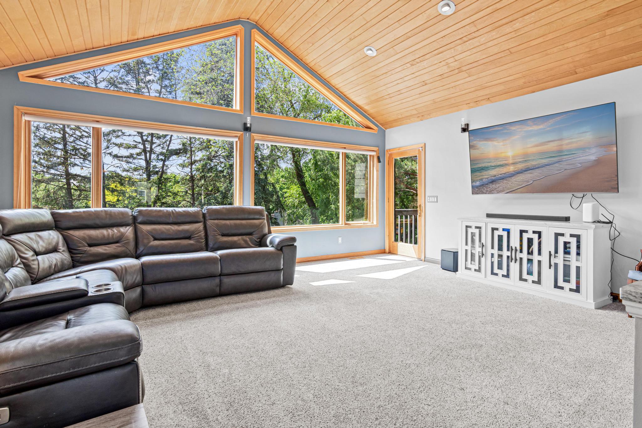 1570 Lakeview Curve