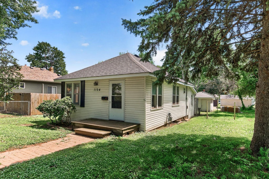 Photo of 1154 Lawson Avenue E, Saint Paul, MN 55106 (MLS # 7111090)
