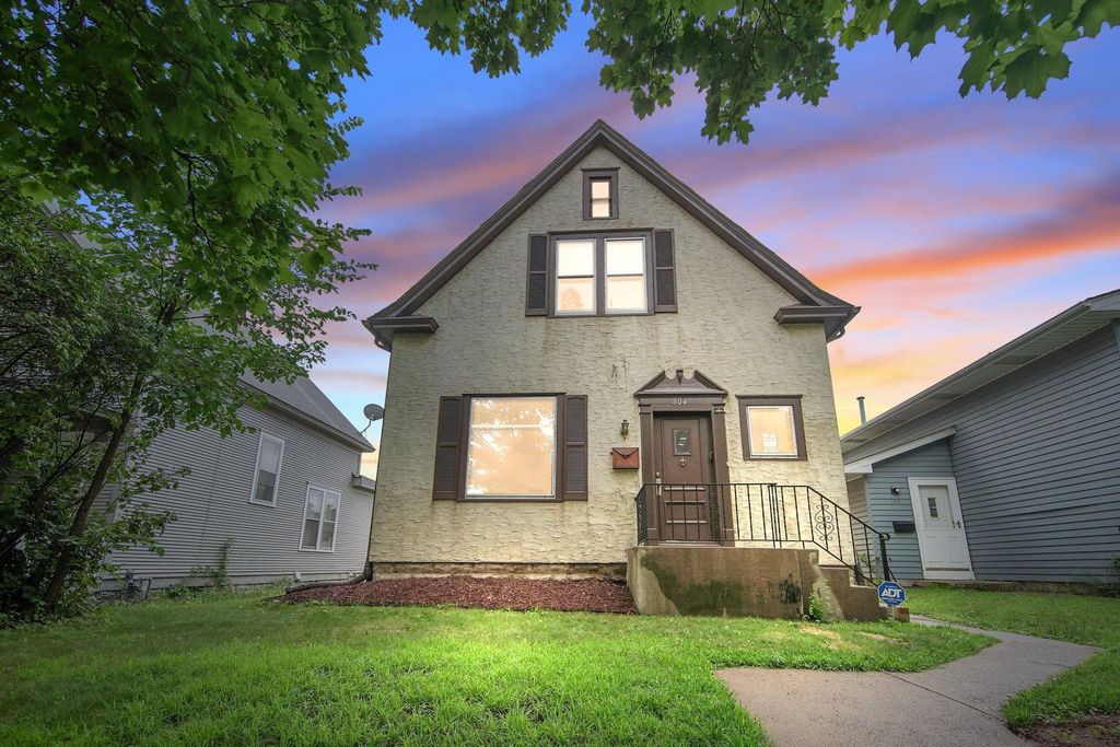 Photo of 804 Hawthorne Avenue E, Saint Paul, MN 55106 (MLS # 6822601)