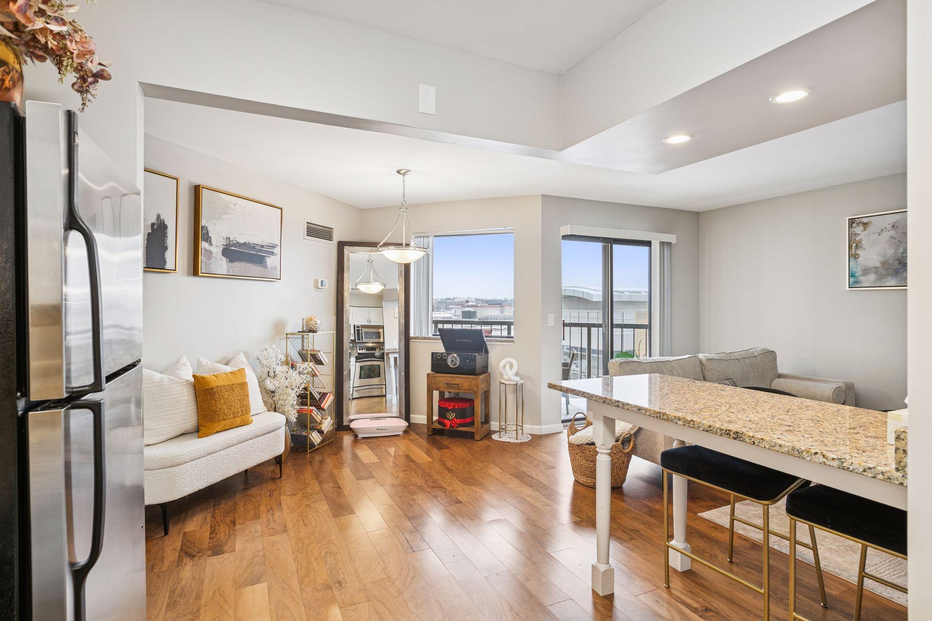 78 10th Street E 1710