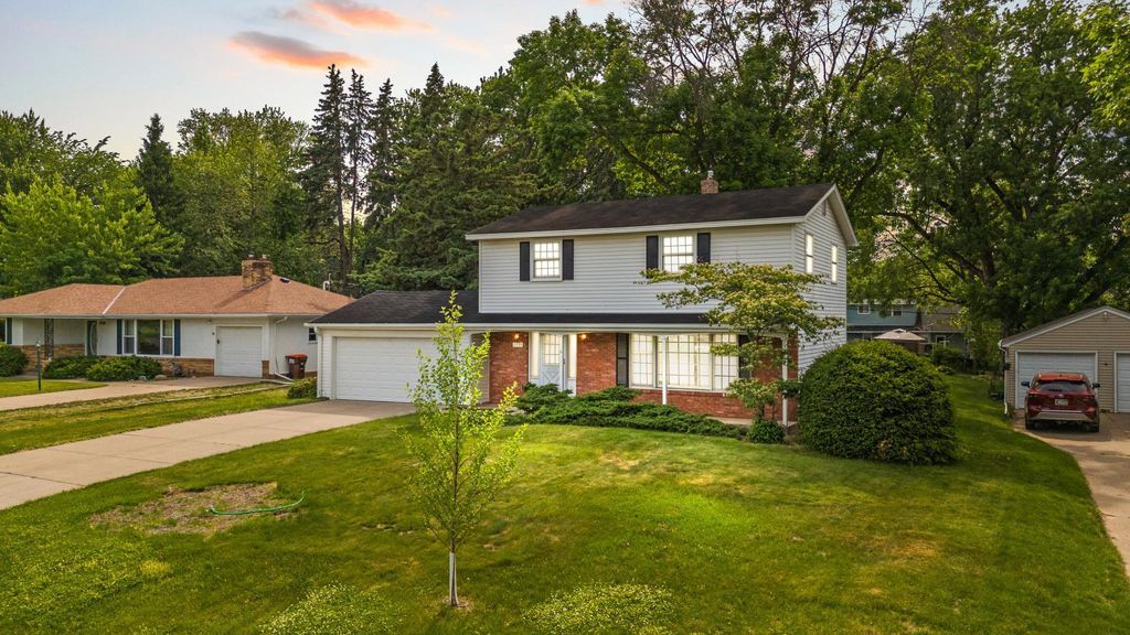 Photo of 2195 Burr Street N, Maplewood, MN 55117 (MLS # 7083807)
