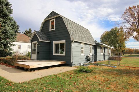 Photo of 533 Huron Street SE, Hutchinson, MN 55350 (MLS # 6805820)