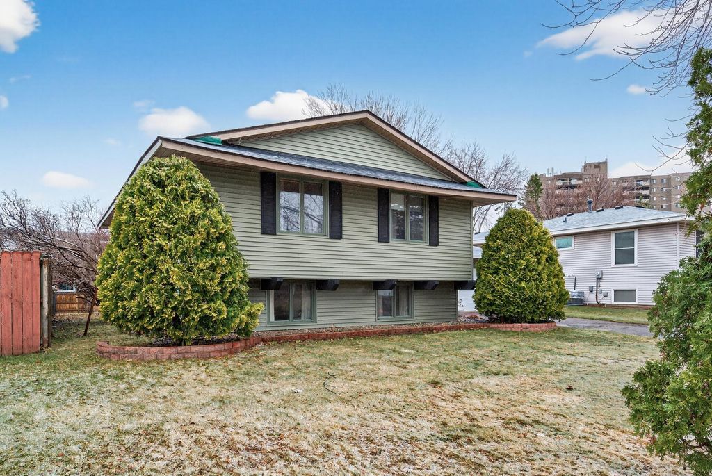 Photo of 187 Valleyside Drive, Saint Paul, MN 55119 (MLS # 7046873)