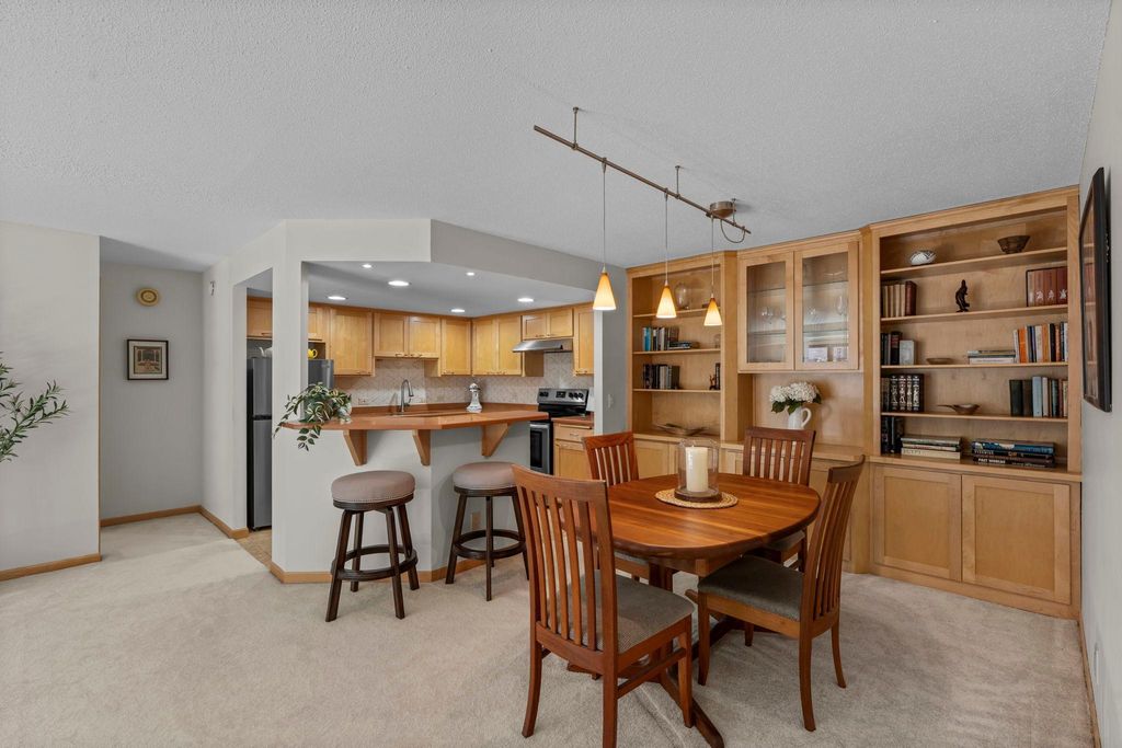 Photo of 2885 Knox Avenue S #605, Minneapolis, MN 55408 (MLS # 7020766)