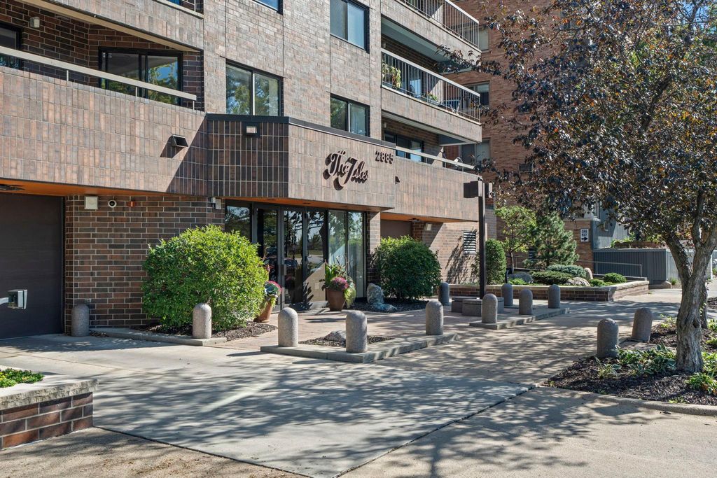 Photo of 2885 Knox Avenue S #605, Minneapolis, MN 55408 (MLS # 7020766)
