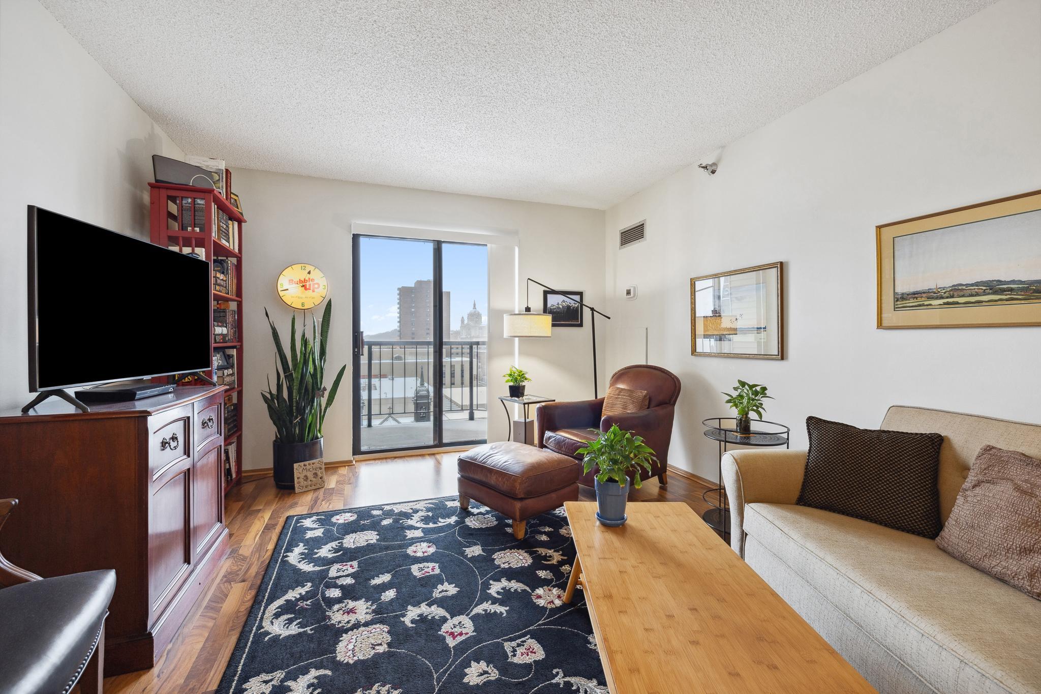 78 10th Street E R1108