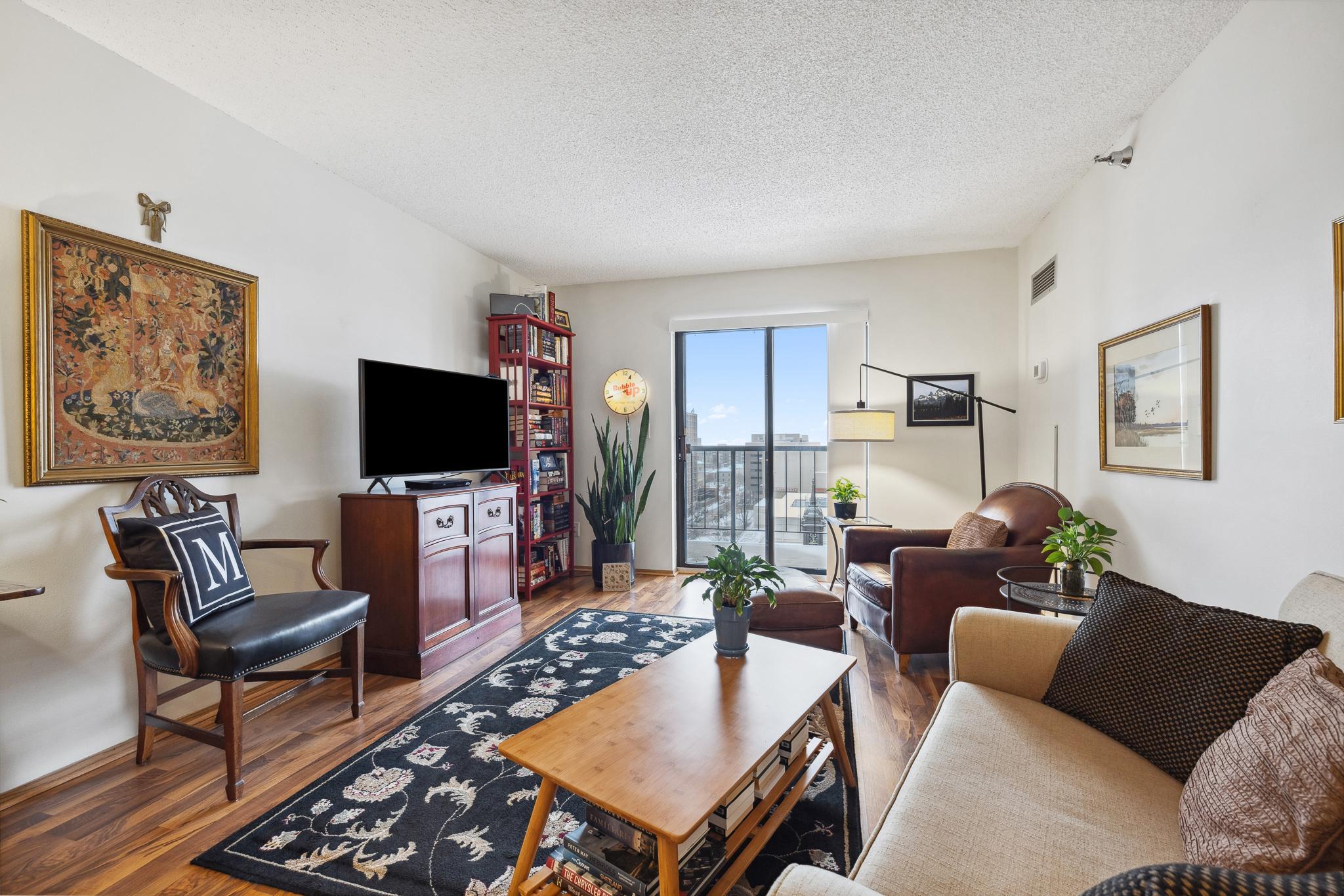 78 10th Street E R1108