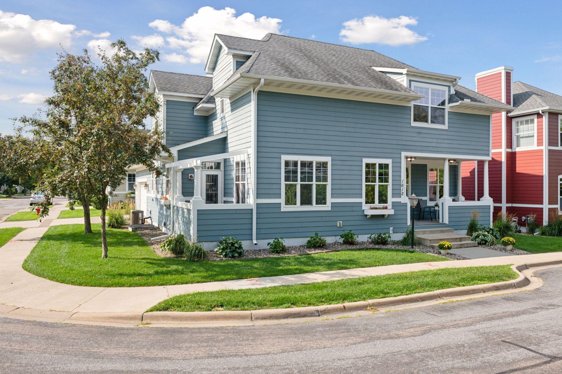 1612 Summit Hill