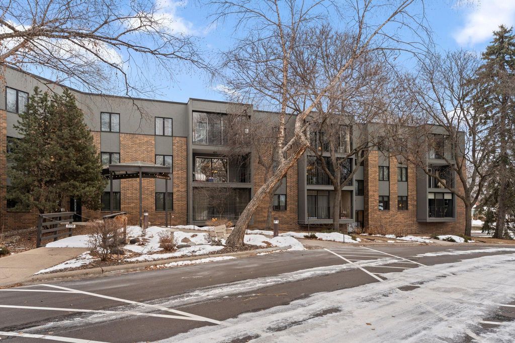 Photo of 10 Windsor Court #102, New Brighton, MN 55112 (MLS # 7009474)