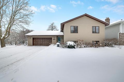 2492 Beam Avenue E North Saint Paul MN 55109