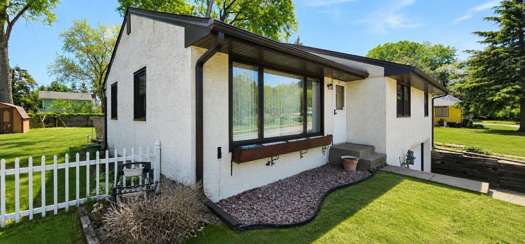 Photo of 184 Larpenteur Avenue E, Saint Paul, MN 55117 (MLS # 7096383)