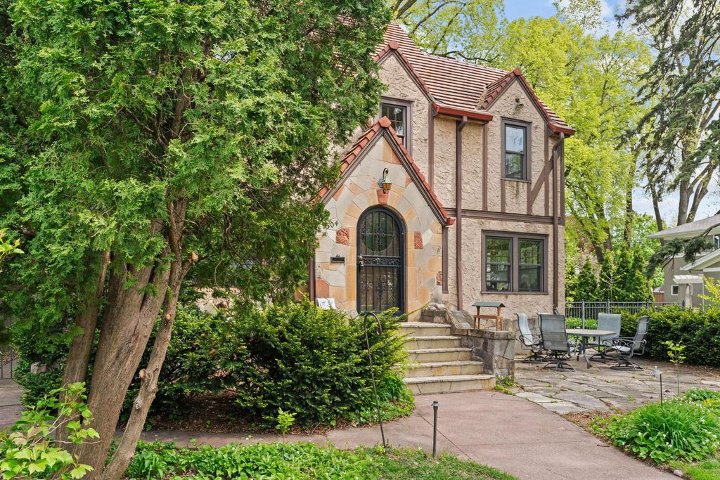Photo of 504 Mississippi River Boulevard S, Saint Paul, MN 55116 (MLS # 7011682)