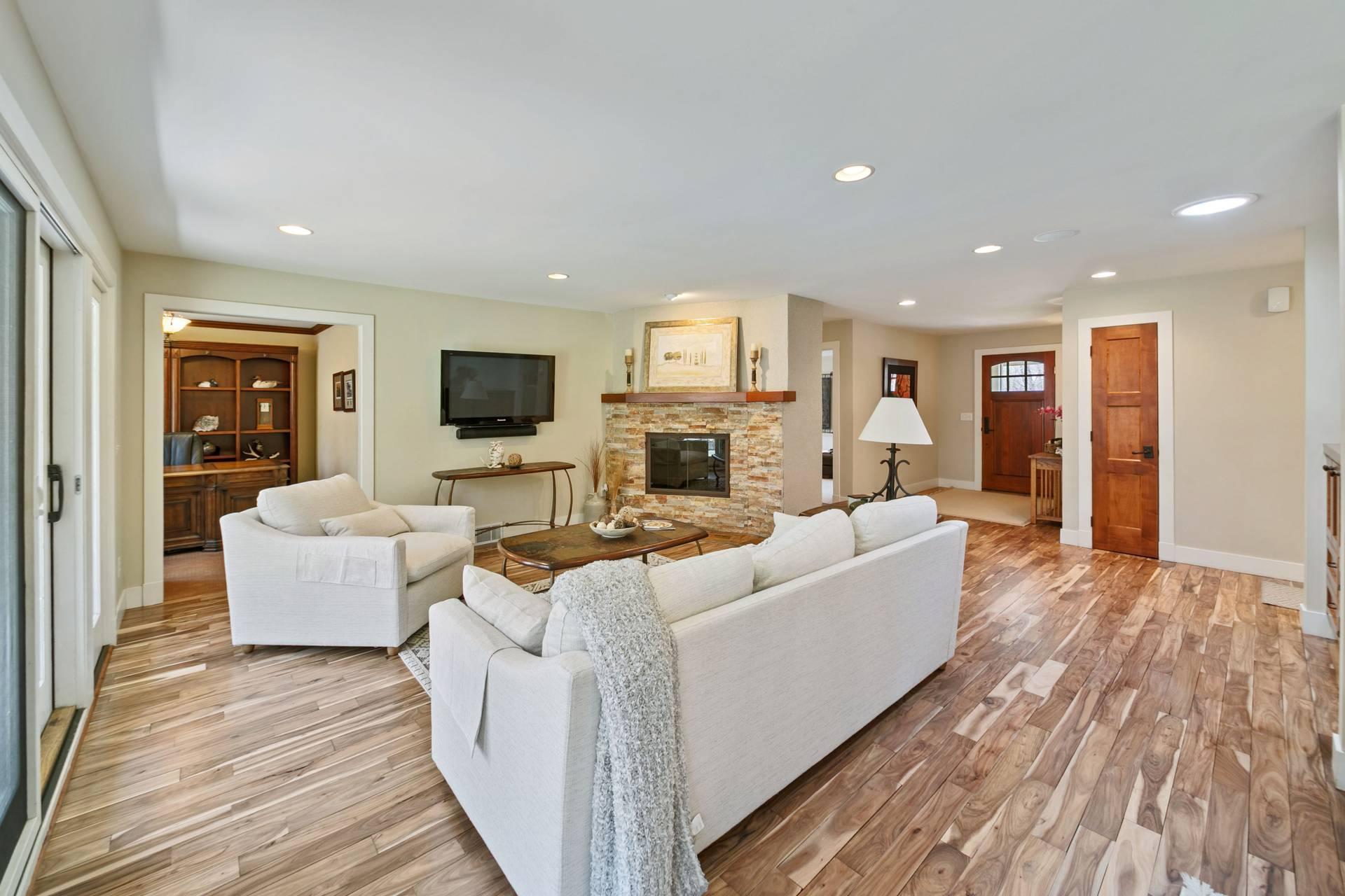 220 Glenbrook Road N