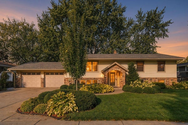 2749 HILLTOP CT, SAINT PAUL, MN 55109 - Image cd445546a9b0ddba1f0f333b2a8bbcb7/1843046434