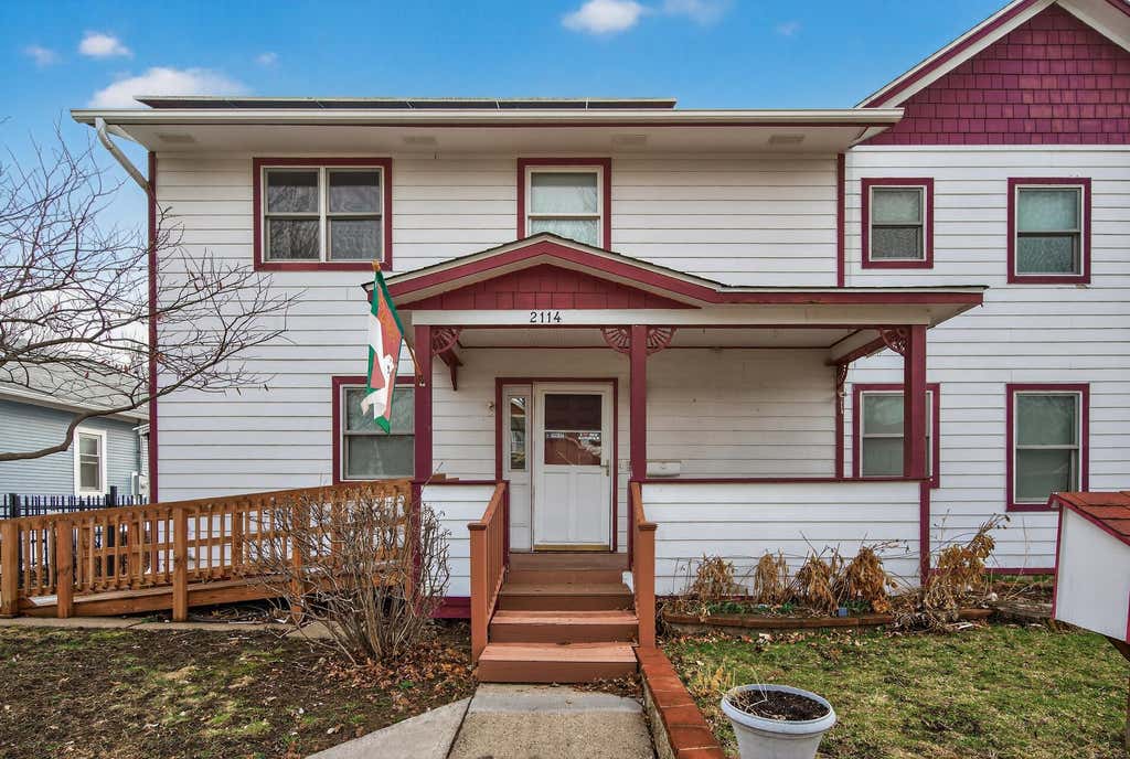 Photo of 2114 Queen Avenue N, Minneapolis, MN 55411 (MLS # 7095077)