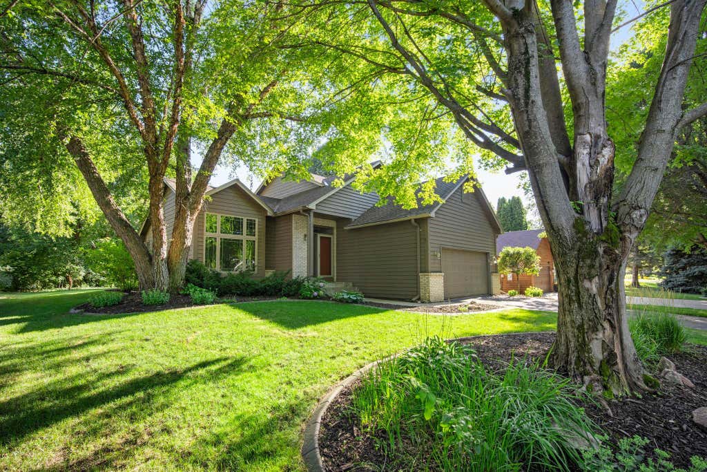 Photo of 960 Wildflower Court, Eagan, MN 55123 (MLS # 7111393)