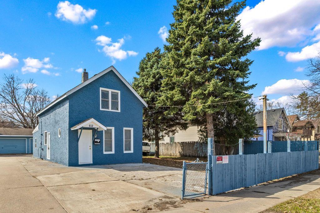 Photo of 612 Bush Avenue, Saint Paul, MN 55130 (MLS # 7048906)