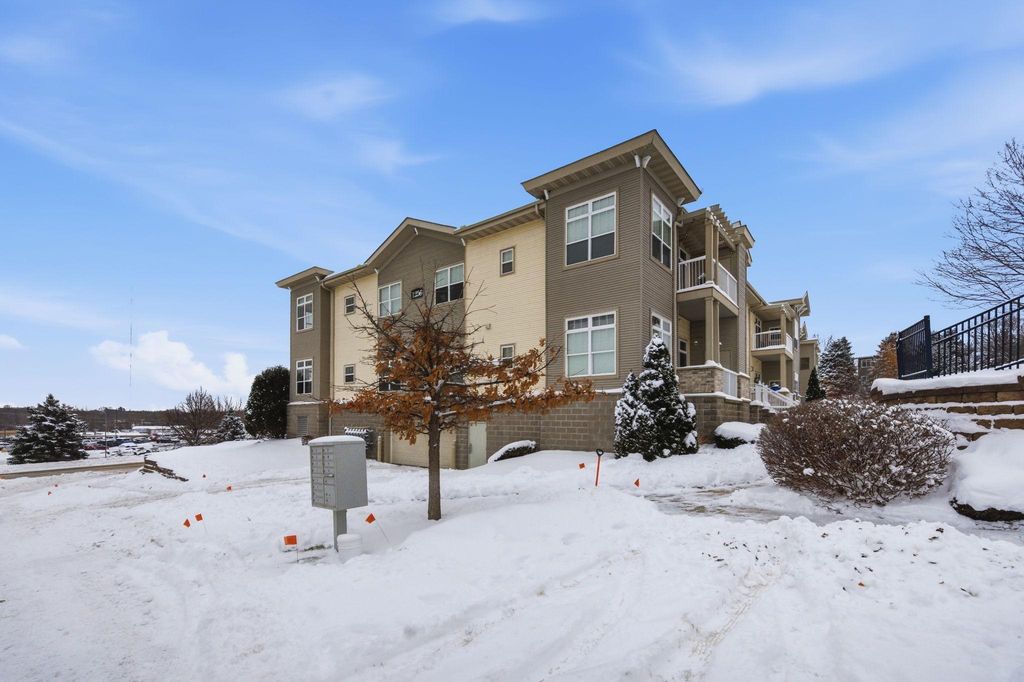 Photo of 1256 County Road D E #104, Maplewood, MN 55109 (MLS # 6820313)