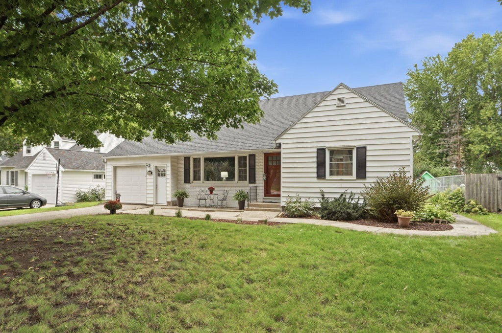 Photo of 717 Memorial Parkway SW, Rochester, MN 55902 (MLS # 7148634)