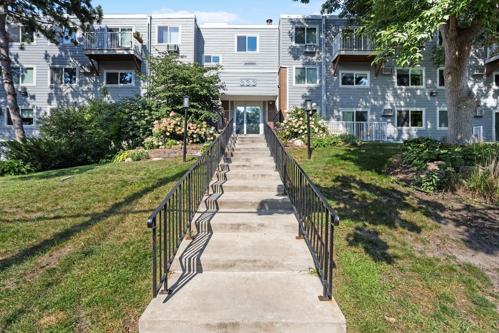 Photo of 333 8th Street SE #305, Minneapolis, MN 55414 (MLS # 7005727)