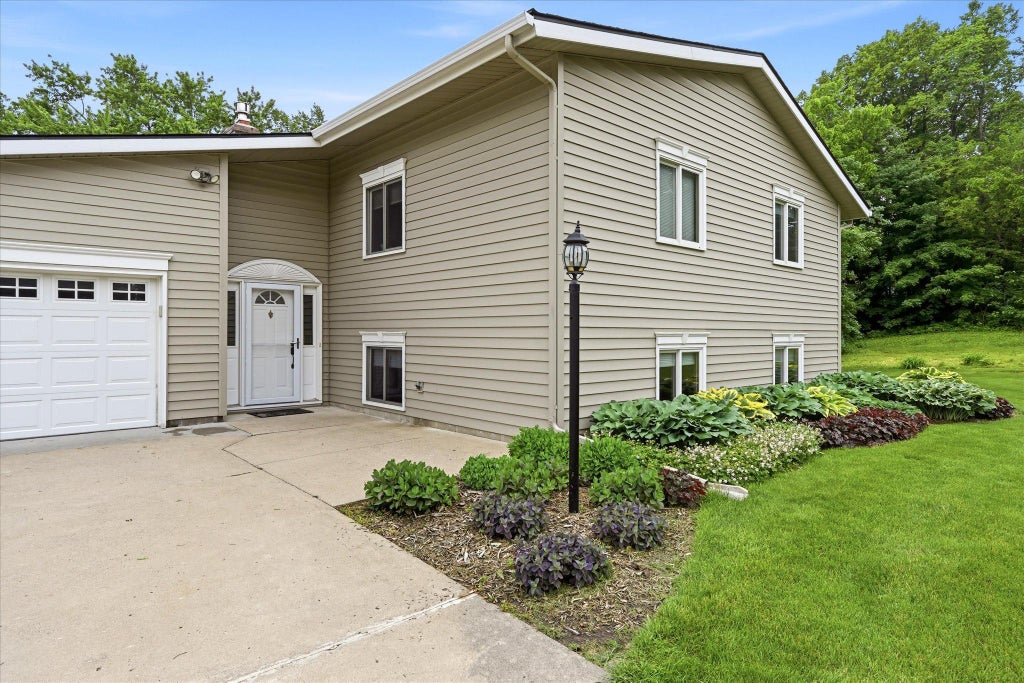 Photo of 1484 Crest Drive, Chaska, MN 55318 (MLS # 7079712)