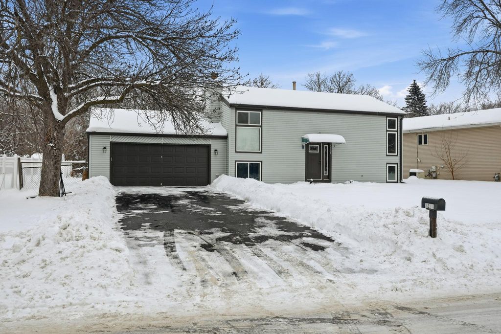 Photo of 3224 75th Avenue N, Brooklyn Park, MN 55443 (MLS # 7001122)