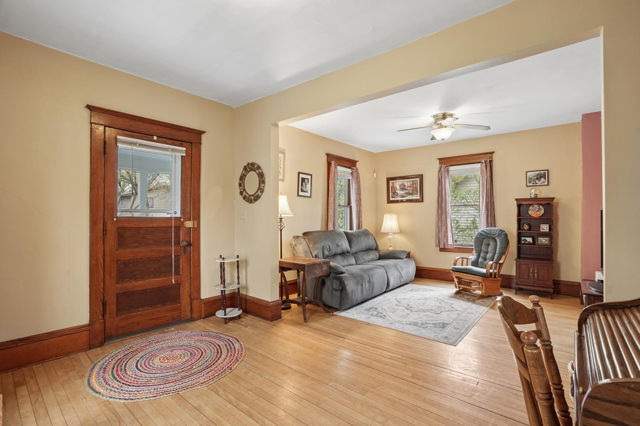 207 3rd Avenue NE