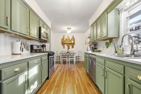 814 Sterling Street N Maplewood MN 55119