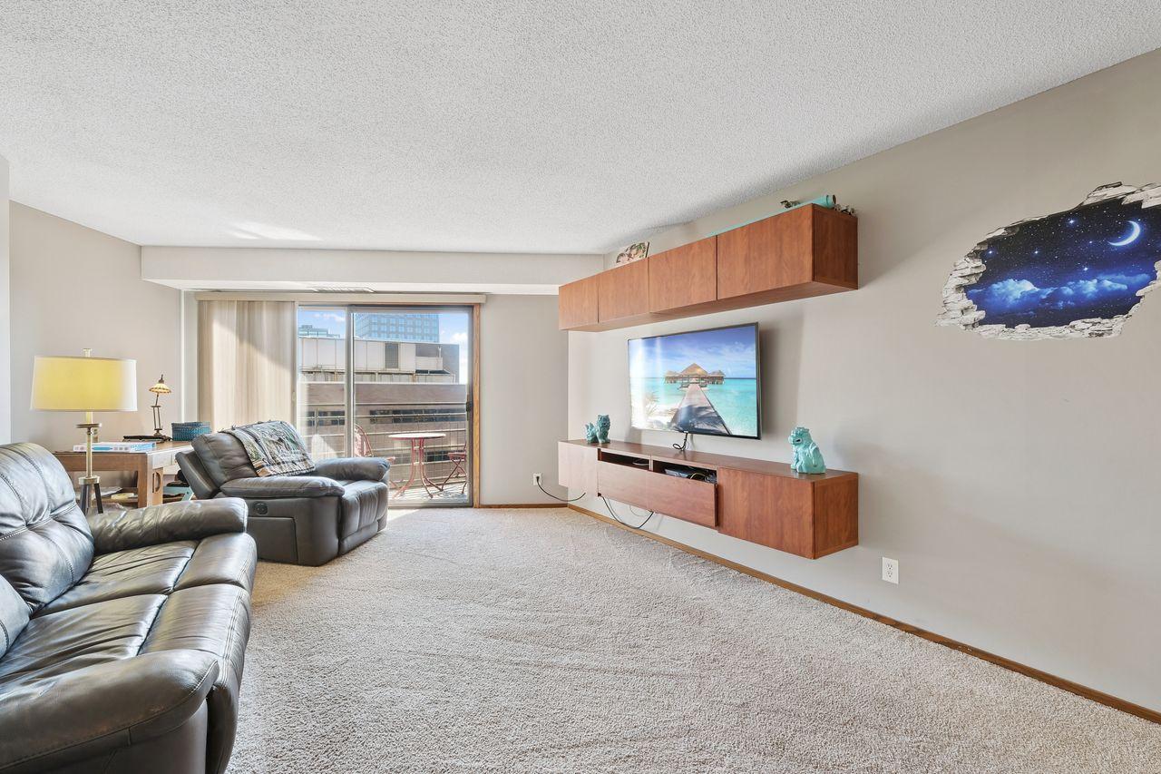 26 10th Street W 1005