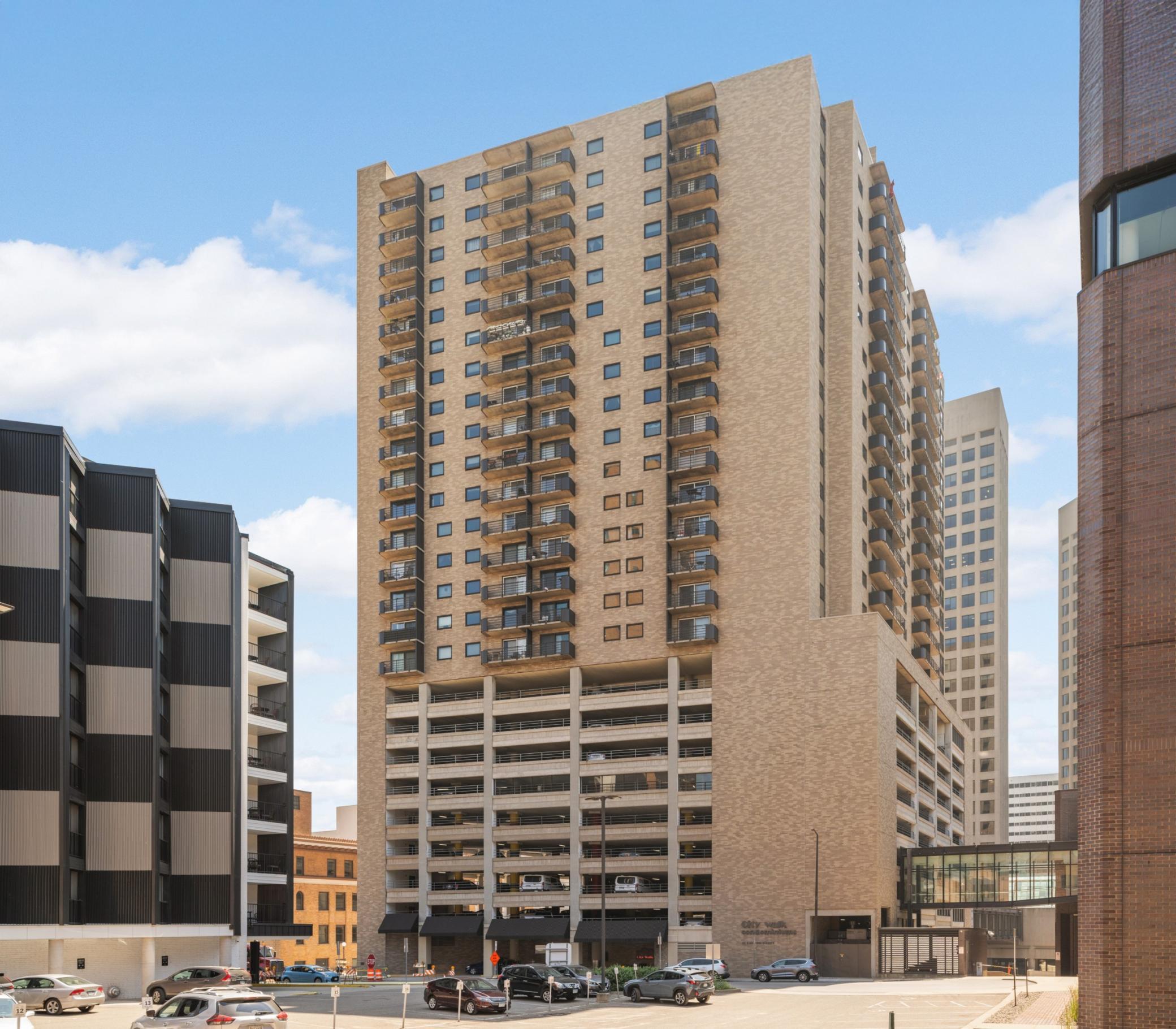 66 9th Street E 1305
