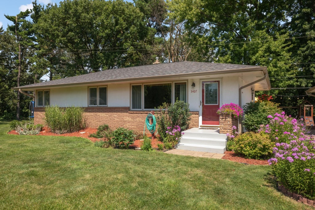 Photo of 3407 Payne Avenue, Vadnais Heights, MN 55127 (MLS # 7108686)