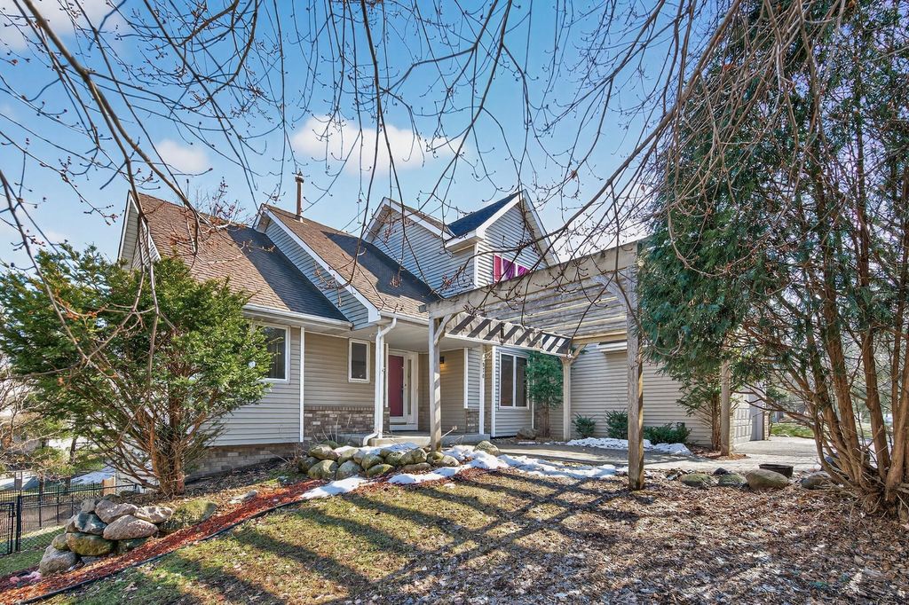 Photo of 2970 Western Avenue N, Roseville, MN 55113 (MLS # 7052083)