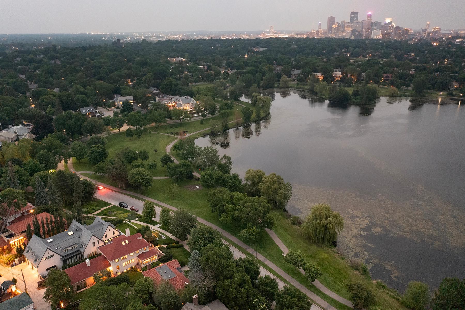 2554 W Lake Of The Isles Parkway