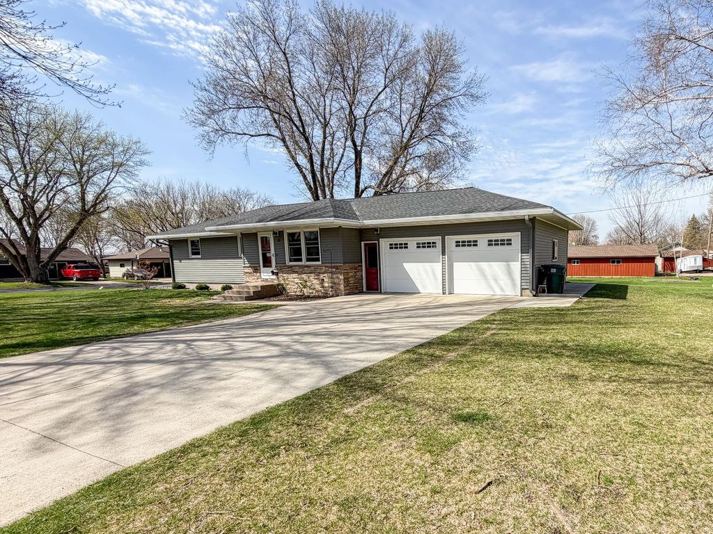 Photo of 818 Lincoln Avenue, Gaylord, MN 55334 (MLS # 7060045)