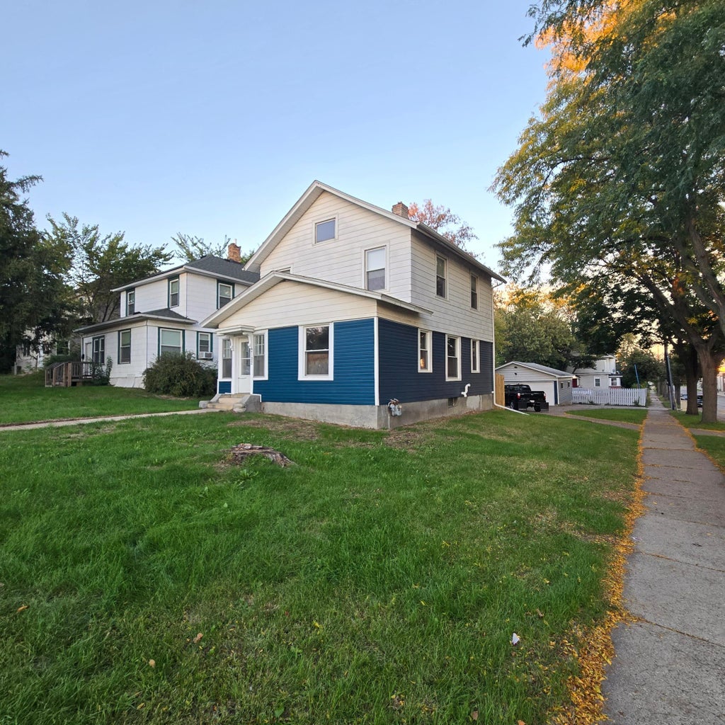 Photo of 2102 Lyndale Avenue N, Minneapolis, MN 55411 (MLS # 7154704)