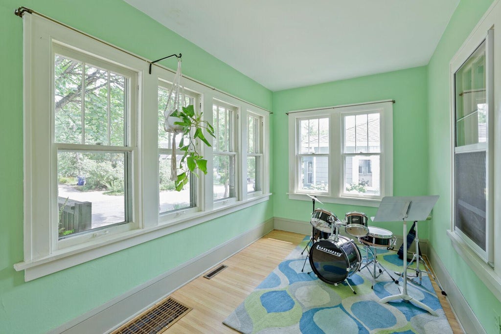 Photo of 150 Stevens Street W, Saint Paul, MN 55107 (MLS # 7112508)