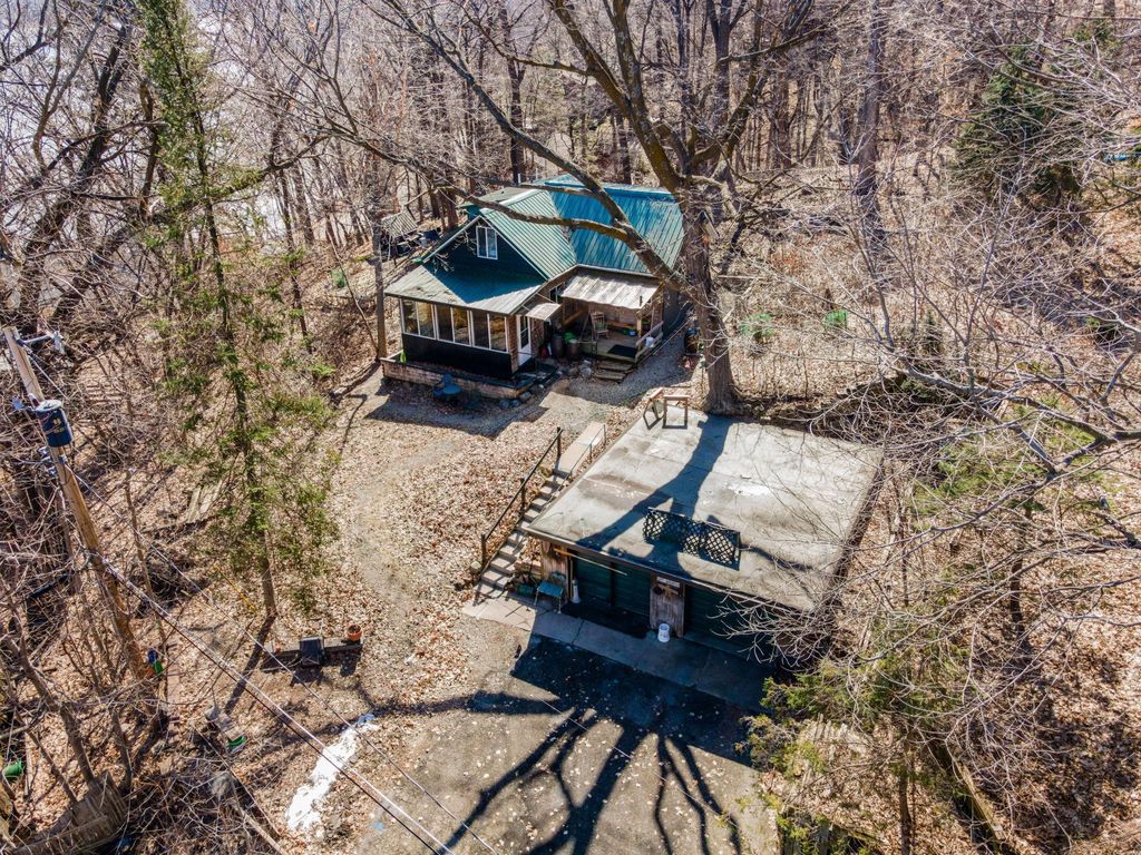 Photo of 6711 Mohawk Dr, Chanhassen, MN 55317 (MLS # 7039679)