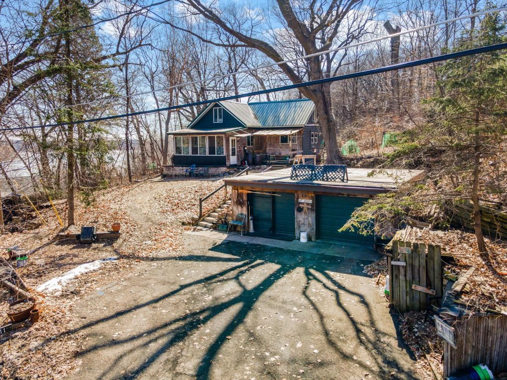 Photo of 6711 Mohawk Dr, Chanhassen, MN 55317 (MLS # 7039679)