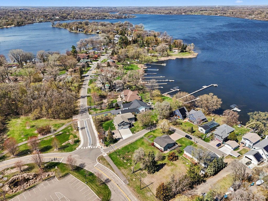 Photo of 100 Peninsula Road, Medicine Lake, MN 55441 (MLS # 7046332)