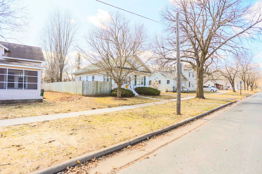 Photo of 522 E Walnut Street, River Falls, WI 54022 (MLS # 7036602)