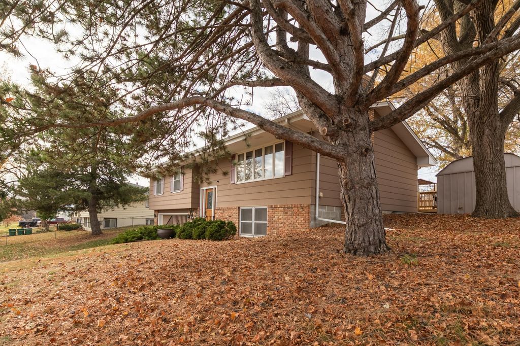 Photo of 4141 Colorado Avenue N, Crystal, MN 55422 (MLS # 7005863)