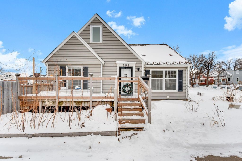 Photo of 301 E 40th Street, Minneapolis, MN 55409 (MLS # 7031233)