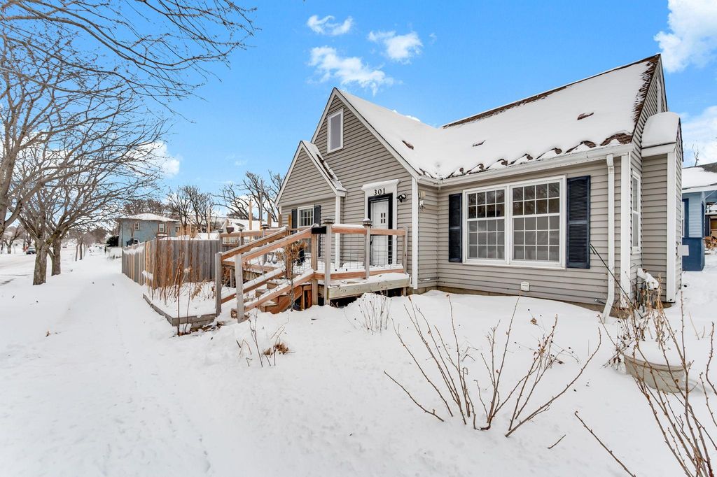 Photo of 301 E 40th Street, Minneapolis, MN 55409 (MLS # 7031233)