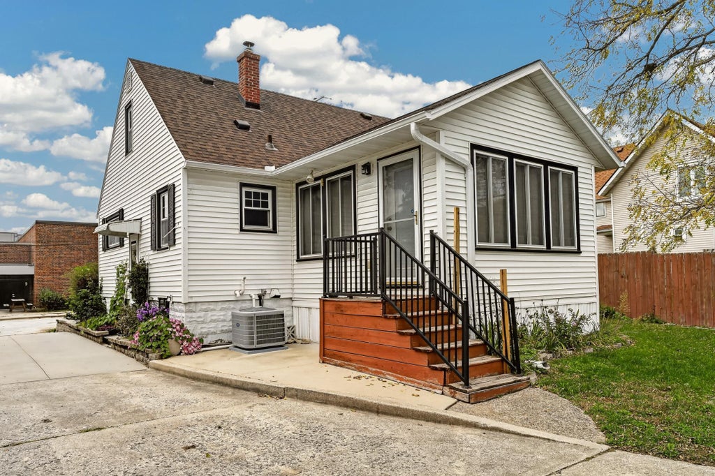 Photo of 12 11th Avenue SE, Rochester, MN 55904 (MLS # 7159056)