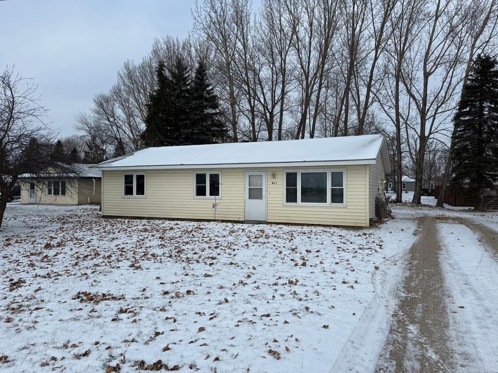Photo of 611 Evergreen Street, Thief River Falls, MN 56701 (MLS # 6824931)