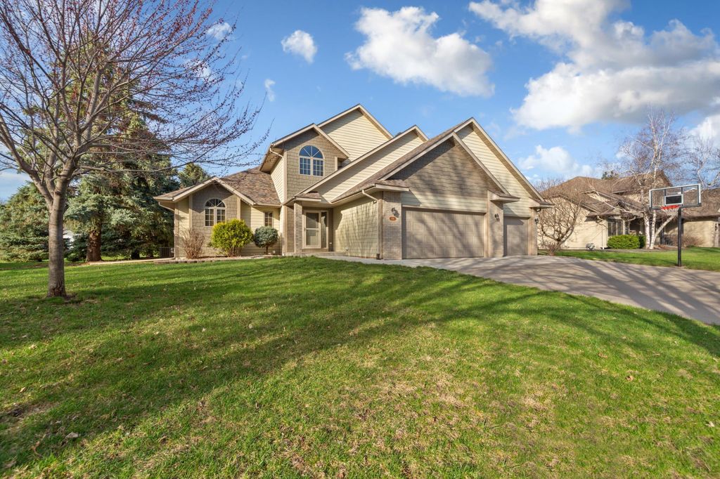 Photo of 1526 Castle Drive, North Mankato, MN 56003 (MLS # 7057121)