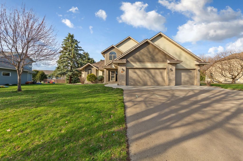 Photo of 1526 Castle Drive, North Mankato, MN 56003 (MLS # 7057121)