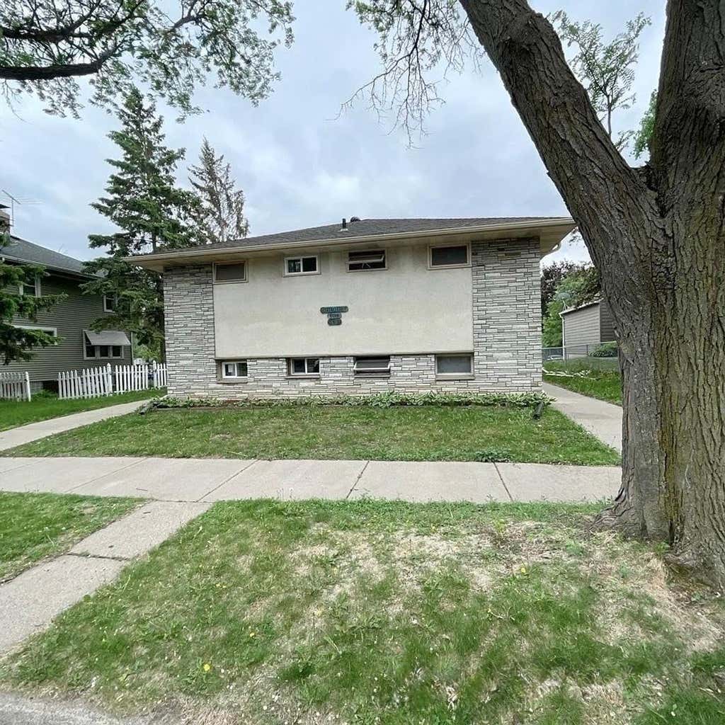 Photo of 616 Ivy Avenue E, Saint Paul, MN 55101 (MLS # 7127470)