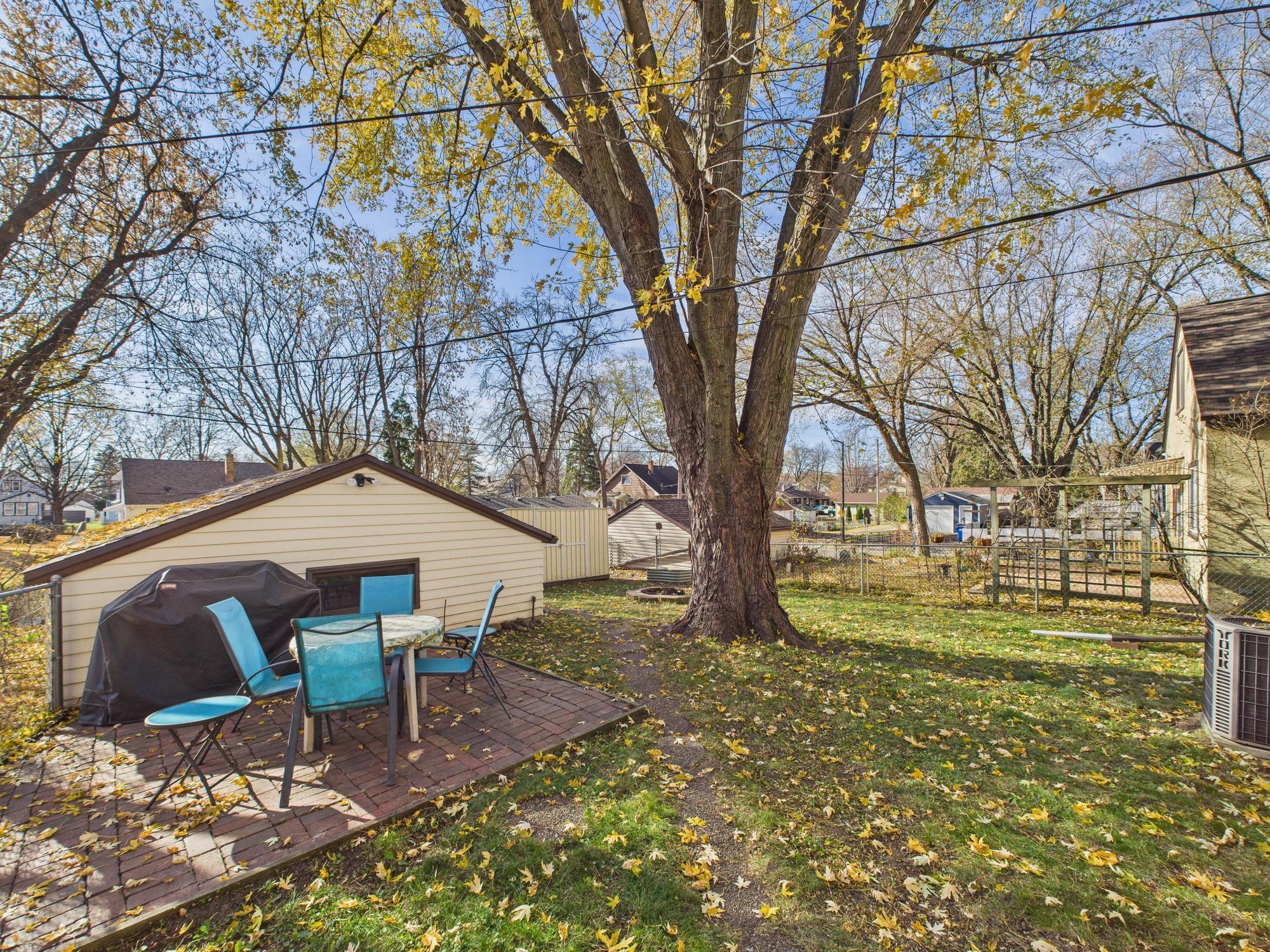 1964 Hyacinth Avenue E